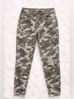 YMI Wannabettabutt High Rise Camo Skinny Jeans Size 3 Distressed Stretch Trendy